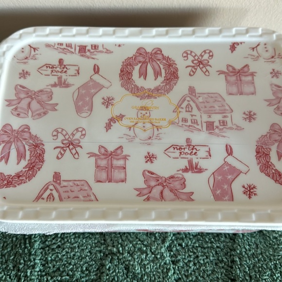 Grace Pantry Holiday Oven Safe Lidded Baker Dish North Pole Red Ivory NEW - Picture 5 of 7